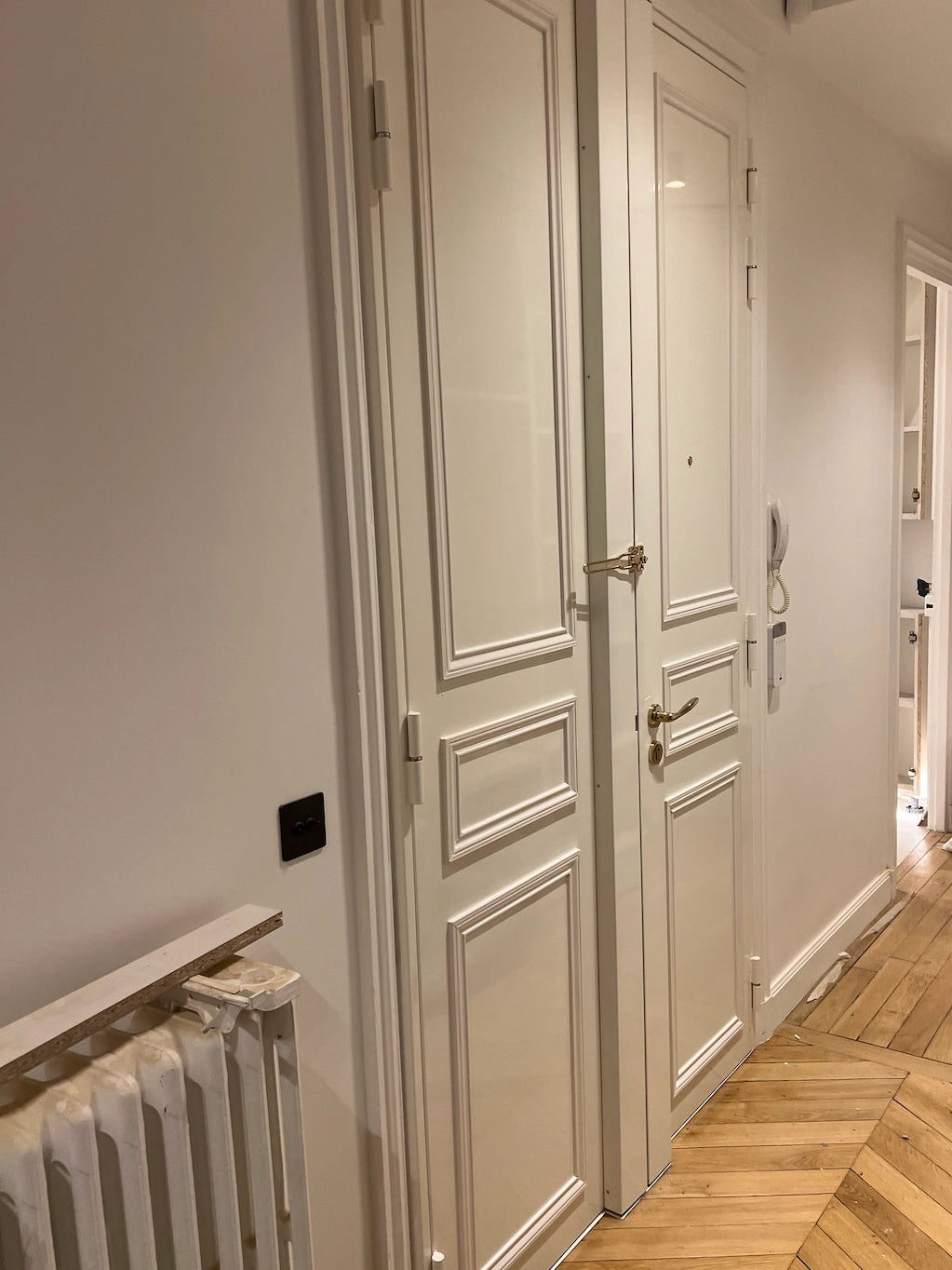 Porte blindée moulurée installée à Paris 17 avenue des ternes dans un immeuble ancien