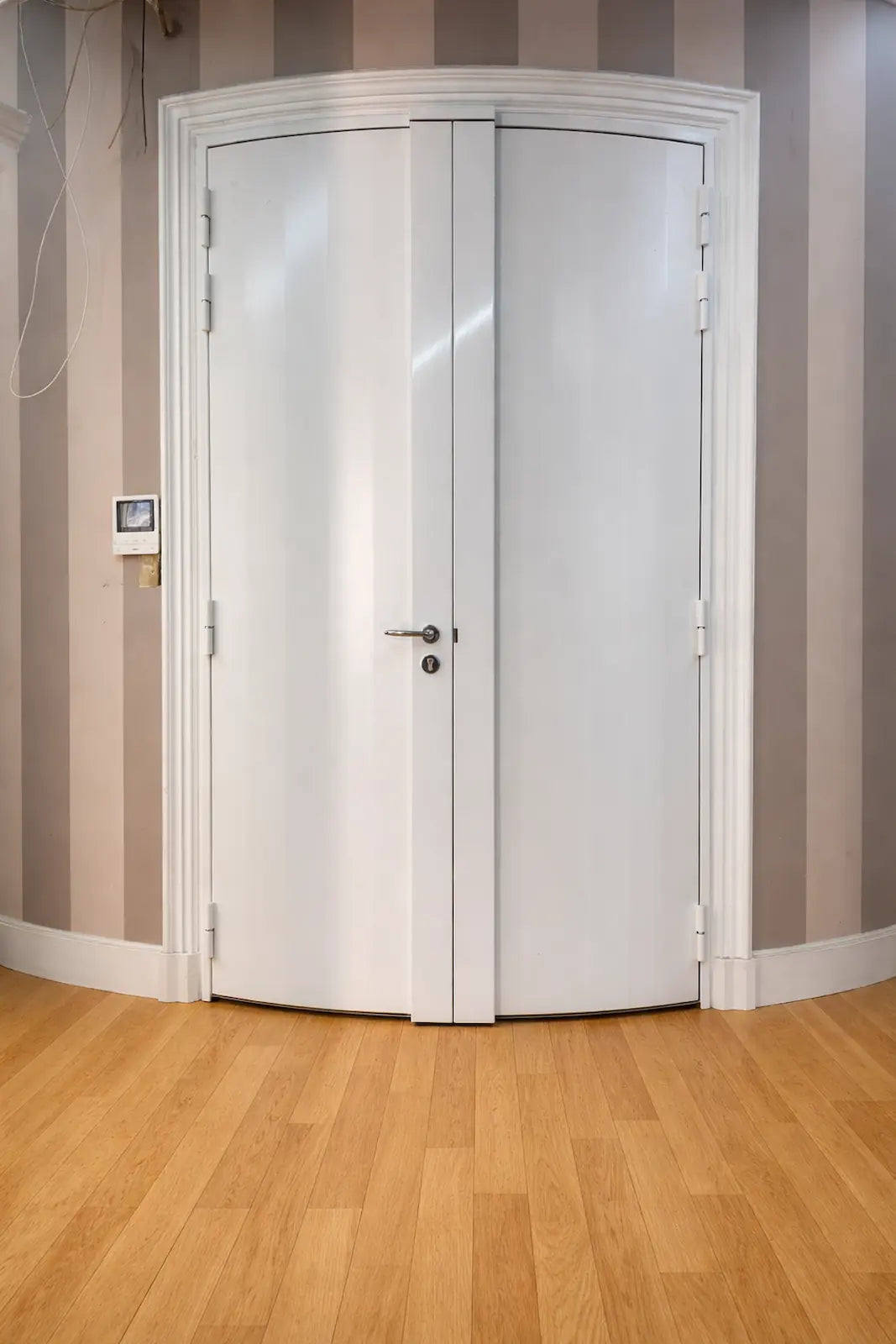 Blindage de porte galbé sur mesure réalisé à Paris 17 vu interieur