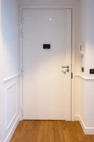 blindage de porte d'appartement simple vantail vu interieur equipée d'une serrure certifiée a2p*** de 9 points de fermeture.