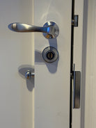 serrure serenis 710 posée sur un blindage de porte equipée d'un entrebailleur 