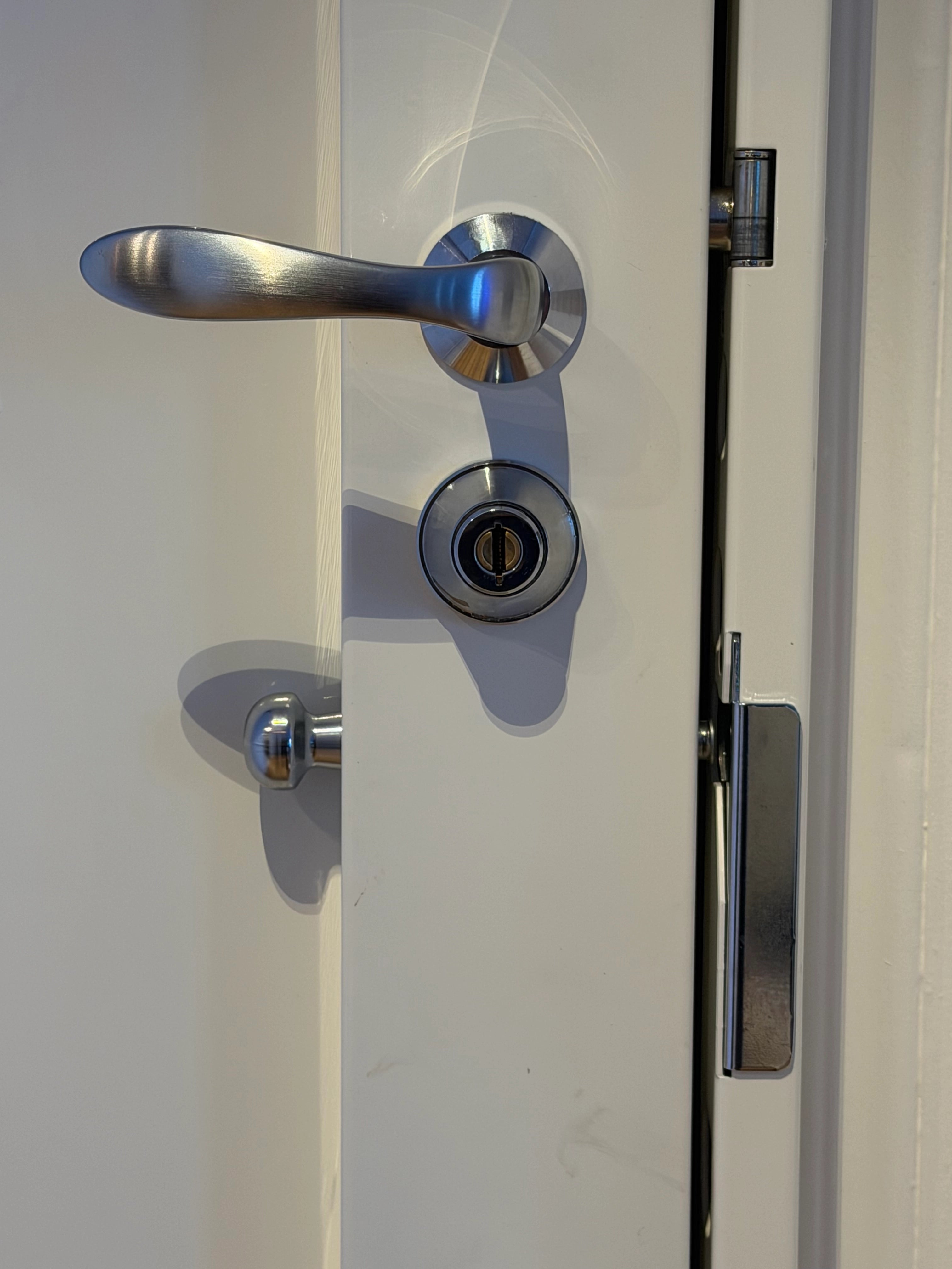 serrure serenis 710 posée sur un blindage de porte equipée d'un entrebailleur 